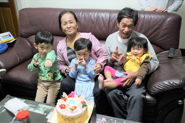 含飴弄孫是身為阿公最歡樂的時光 含飴弄孫是身為阿公最歡樂的時光